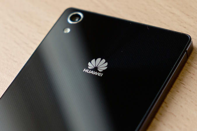 Two Huawei Employees Got Demoted After Sending Tweets Using iPhones