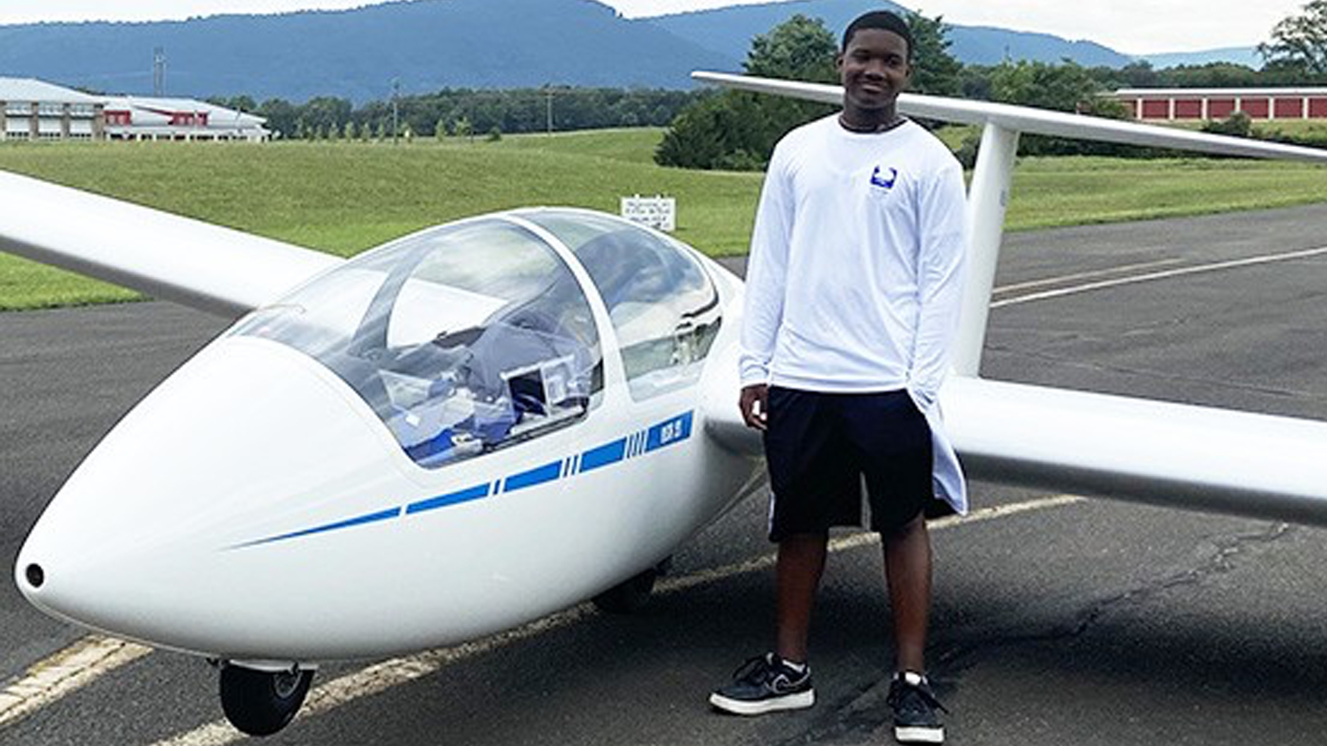 Caleb Smith Makes History As The Nation's Youngest Glider Pilot At Age 16