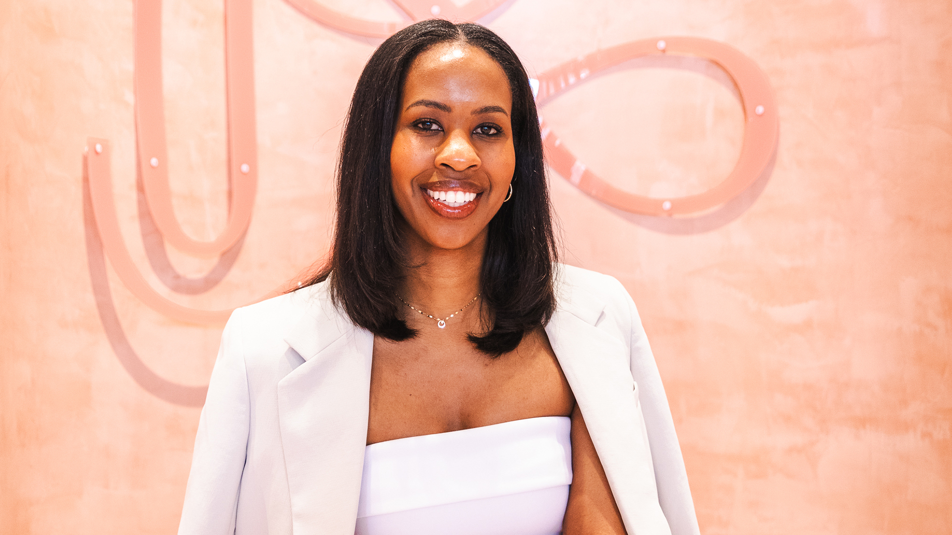 This Founder Scaled A Texas-Based Blowout Bar With Backing From Starbucks' Former CEO Even Though Many Didn't See 'Opportunity In The Textured Hair Market'