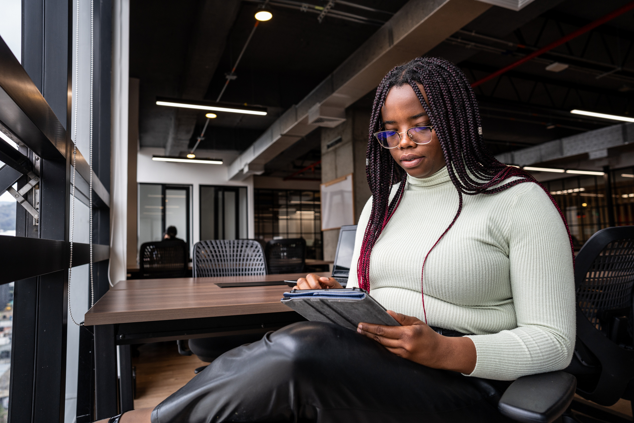 Women Receive Less Positive Feedback At Work Compared To Their Male Counterparts, Report Says